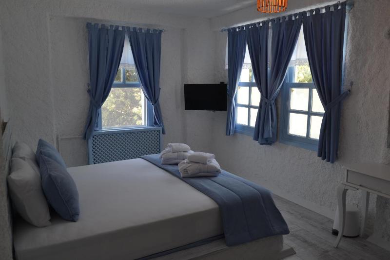 Triple Room with Balcony image 3