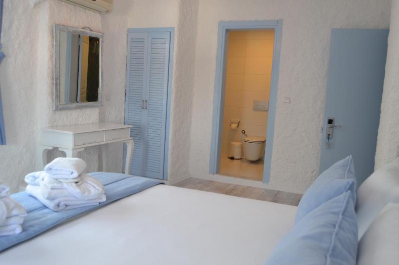 Quadruple Room with Mountain View image 3