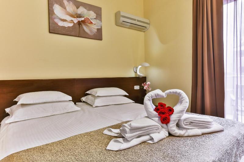 Standard Double Room image 3
