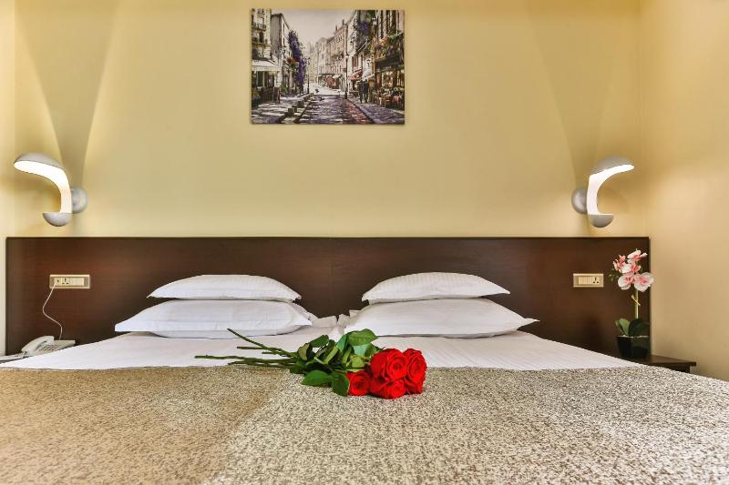 Superior Double Room with Garden View image 3