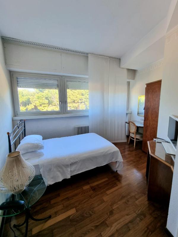 Single Room image 4
