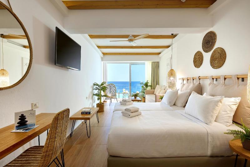 Superior Double Room Sea View with Individual Pool image 4