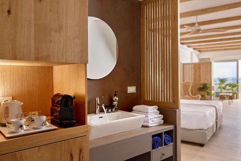 Premium Double Room with Sea View and Terrace image 4