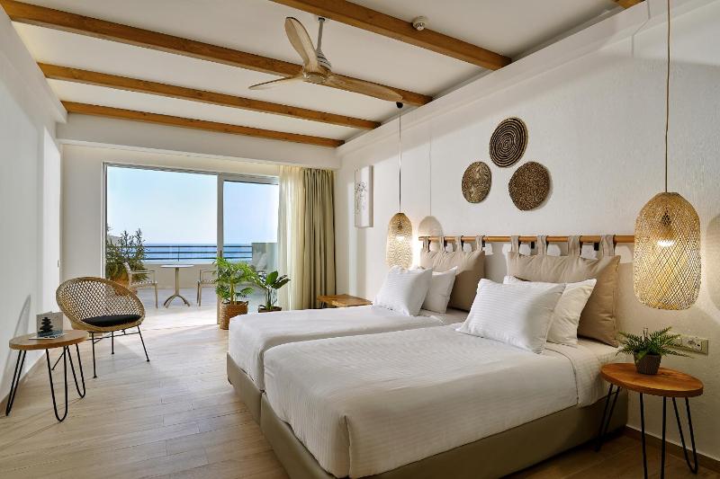 Superior Double Room with Sea View image 4