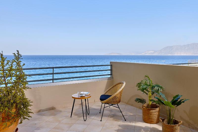Superior Double Room with Sea View image 3