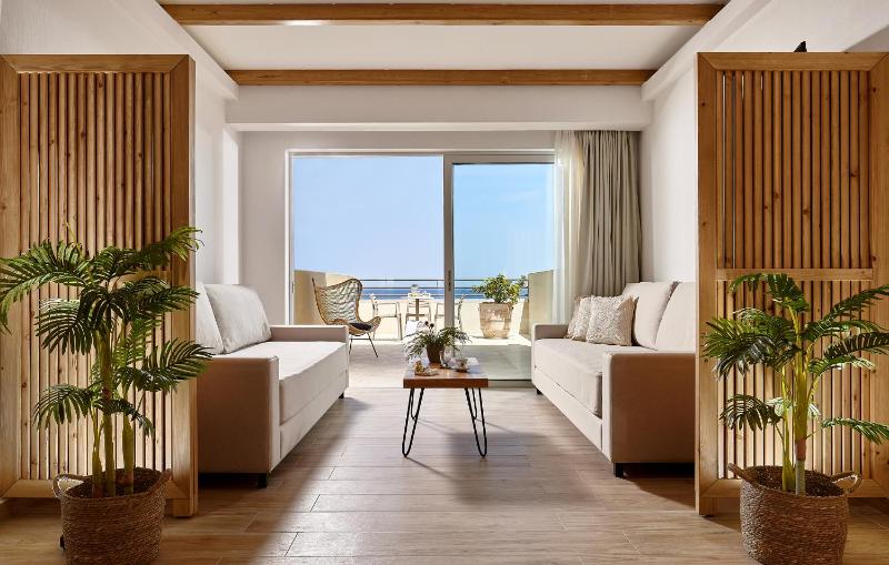 Superior Family Room with Sea View image 3