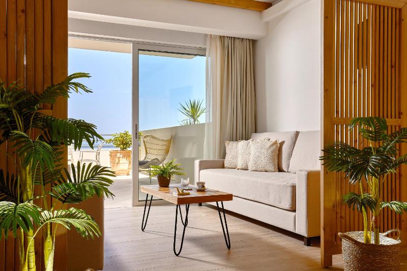 Superior Family Room with Sea View image 2