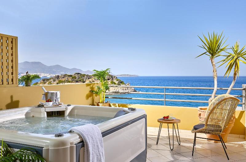 Superior Junior Suite with Sea View and Hot Tub image 3