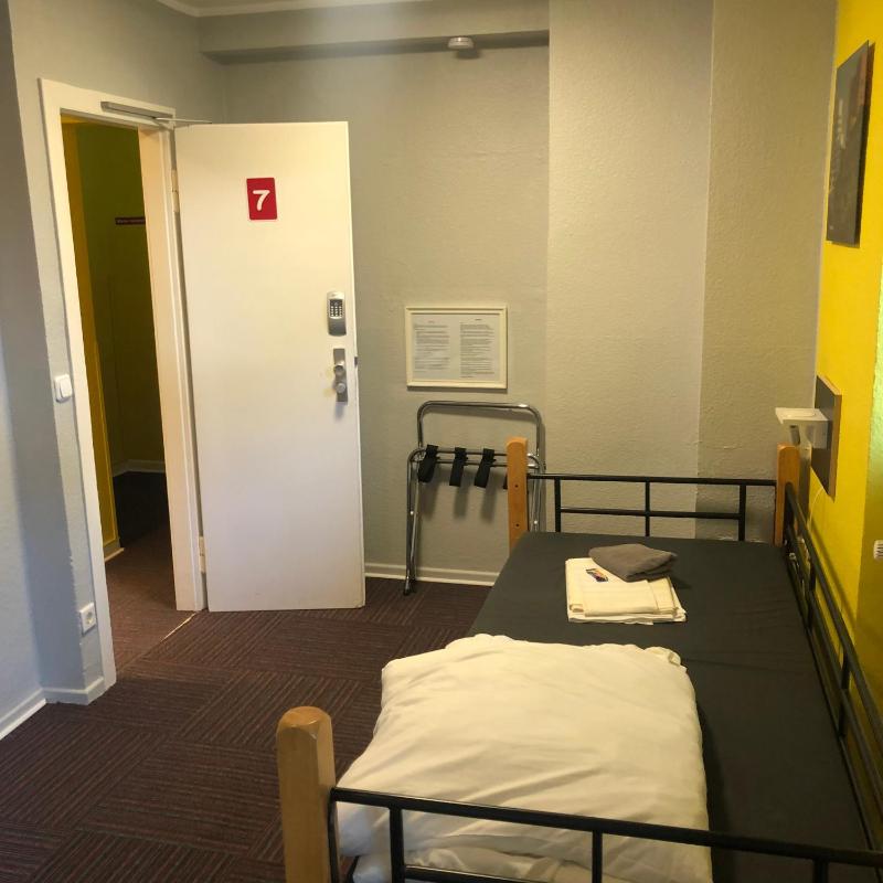 Budget Twin Room image 3