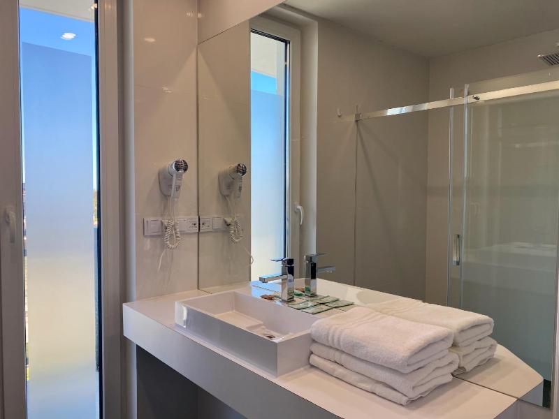 Deluxe Double or Twin Room image 2