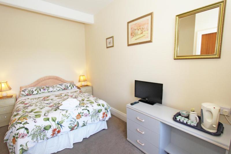 Double Room image 3
