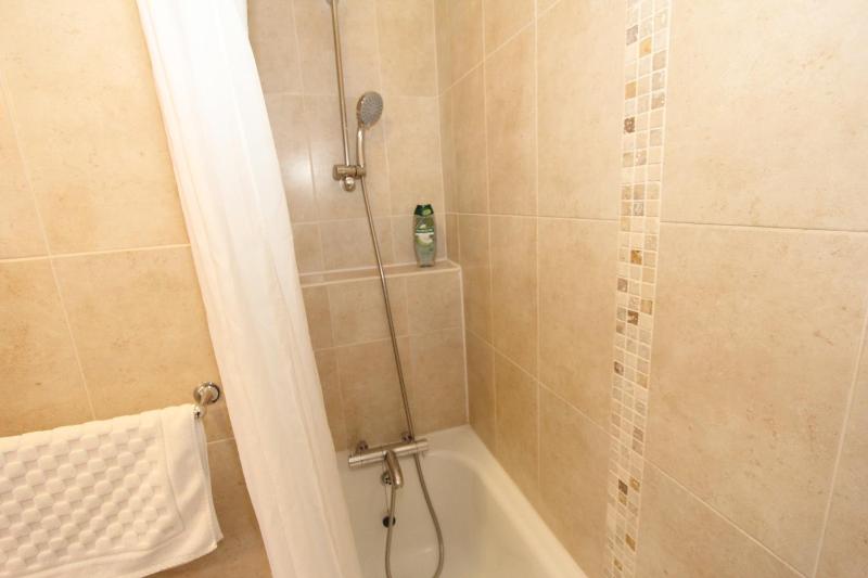 Double Room with Private Bathroom - First Floor image 4