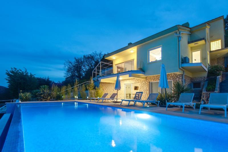 Premium villa heatable infinity pool jacuzzi and seaview beach and city just 10min by foot - image 27
