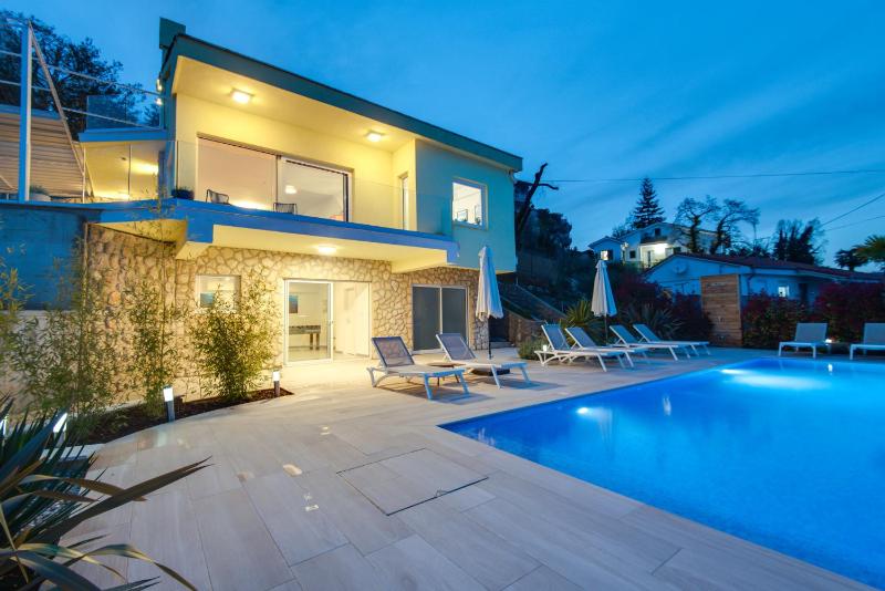 Premium villa heatable infinity pool jacuzzi and seaview beach and city just 10min by foot - image 26