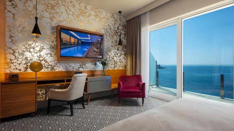 Luxury Double or Twin Room with Balcony and Sea View image 3