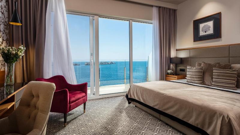 Luxury Double or Twin Room with Balcony and Sea View image 1