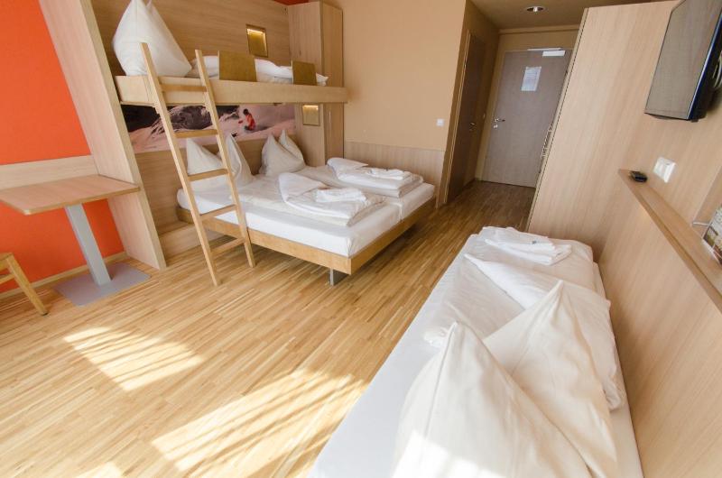 Superior Quadruple Room image 3