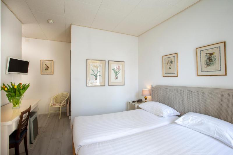 Twin Room with Balcony image 4