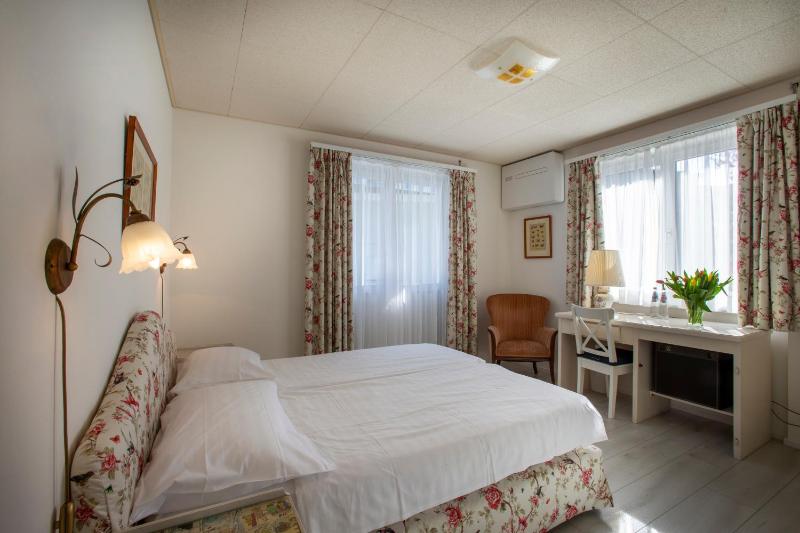 Double Room with Balcony image 4