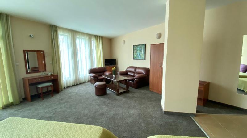 Family Room image 3