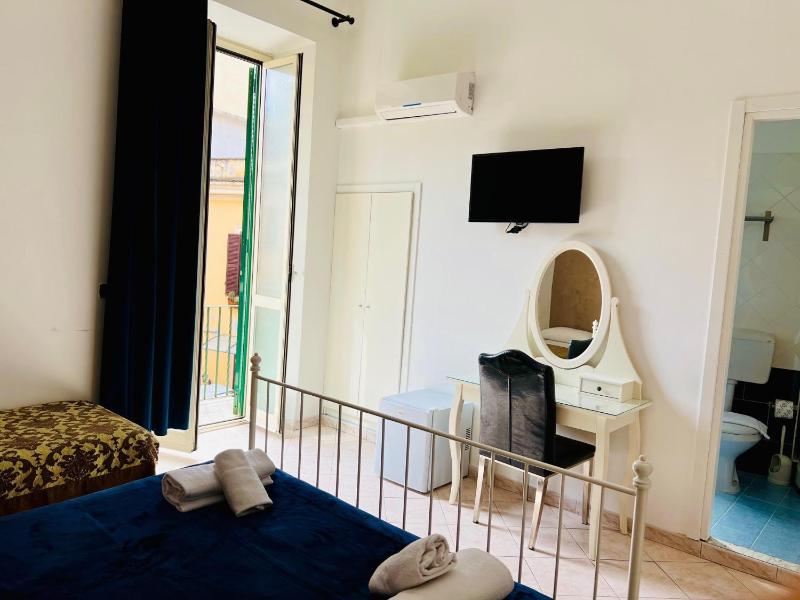 Triple Room with Balcony image 3