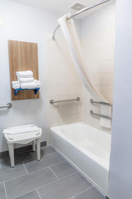 Queen Room - Accessible/Non-Smoking image 2