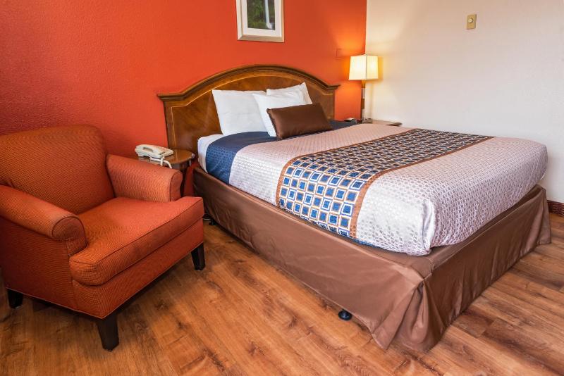 Standard Queen Room image 3