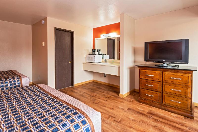 Standard Queen Room with Two Queen Beds image 4