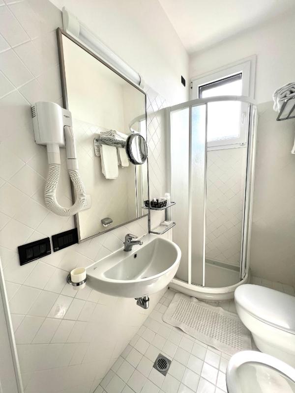 Deluxe Double Room with Sea View image 3