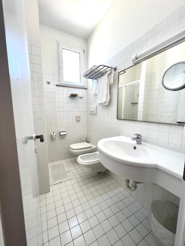 Single Room image 3