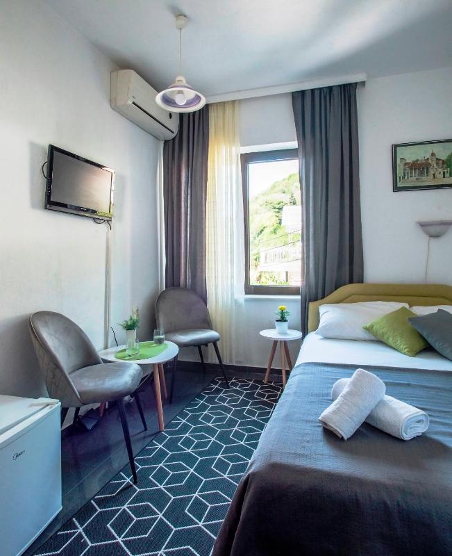 Double Room with Sea View image 4