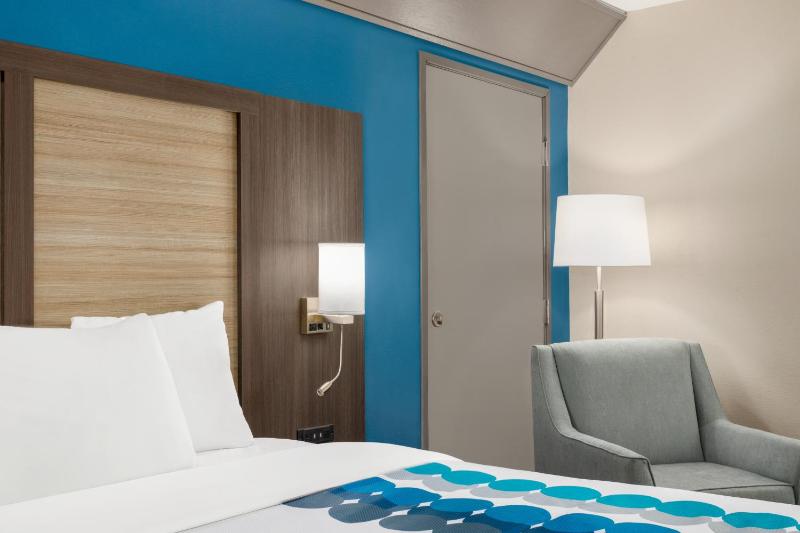 Queen Room - Mobility Access/Non-Smoking image 4