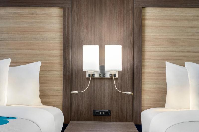 Queen Room with Two Queen Beds - Non-Smoking image 3
