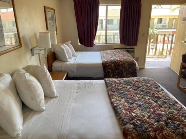 Double Room with Two Double Beds image 2