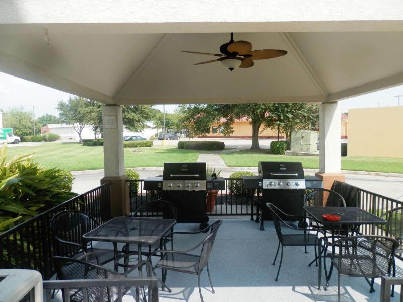 Sonesta Simply Suites Houston - NASA Clear Lake - image 17