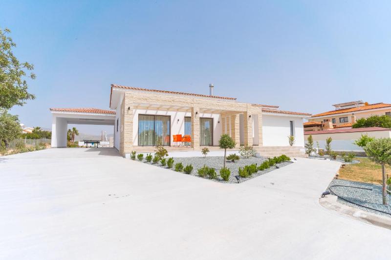 Aretousa Dyo by Prestige Bookings - image 2