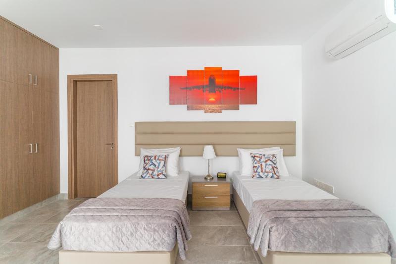 Aretousa Dyo by Prestige Bookings - image 3