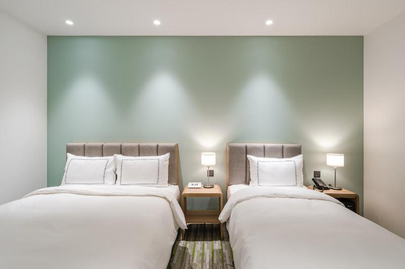 Superior Triple Room - No Window and Bath image 1