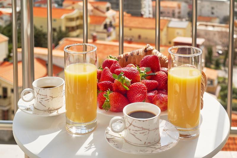 Twin Room with Balcony image 1