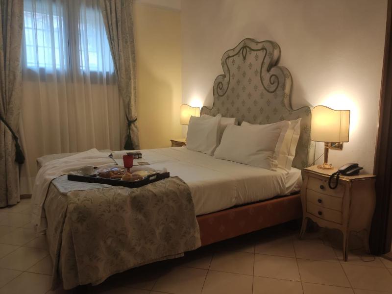 Standard Double Room image 4
