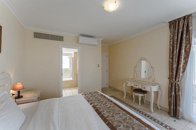 Two-Bedroom Suite (4 Adults) image 2