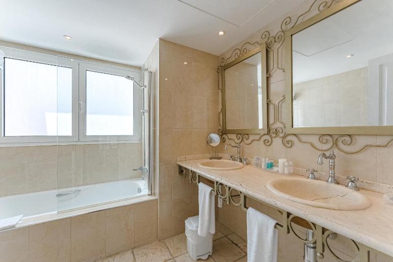 Two-Bedroom Suite (4 Adults) image 3