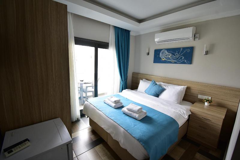 Double Room with Balcony image 4