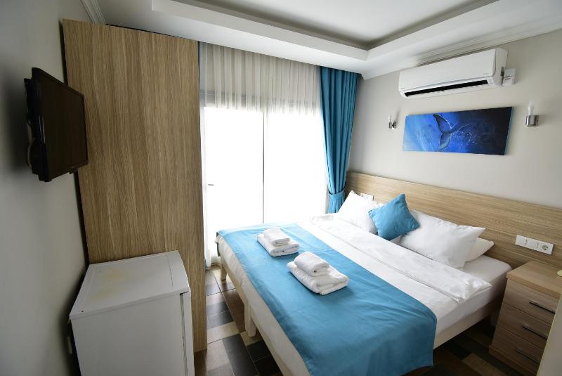 Double Room with Balcony image 2
