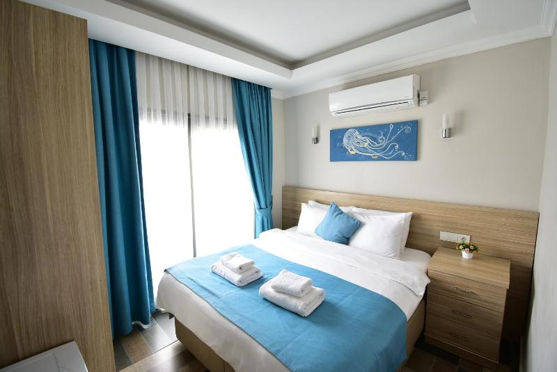 Double Room with Balcony image 3