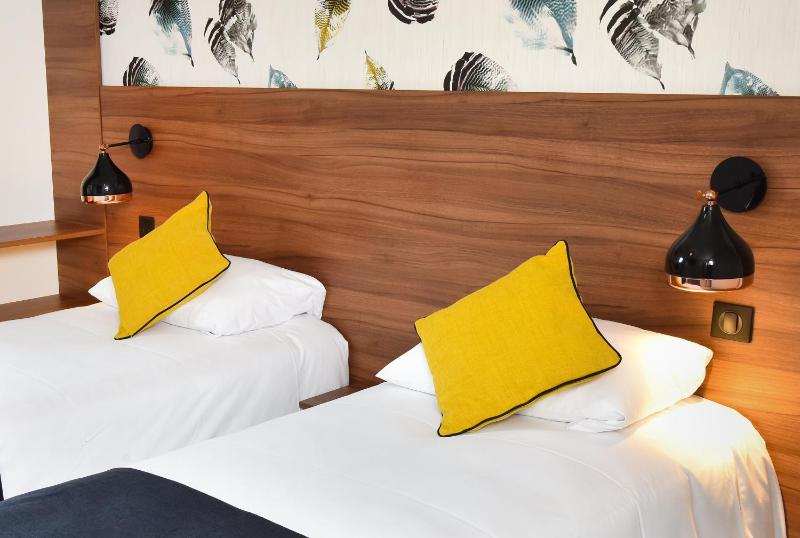 Twin Room image 4