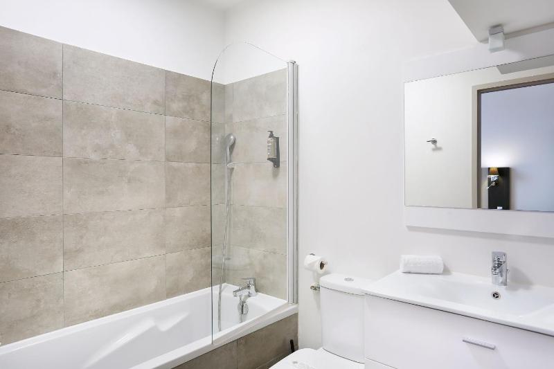 Studio with Balcony image 2