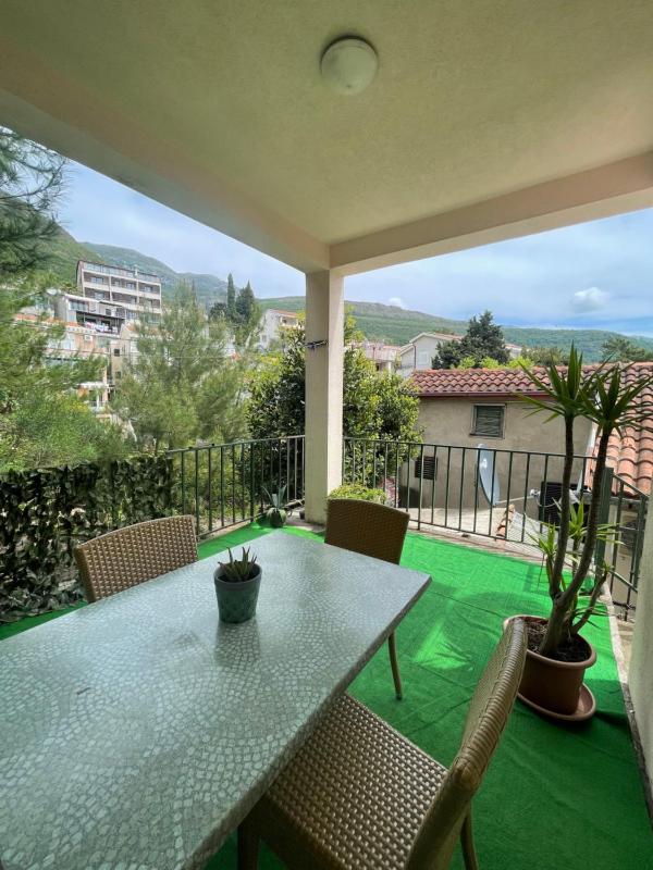 Comfort One-Bedroom Apartment with Terrace image 4