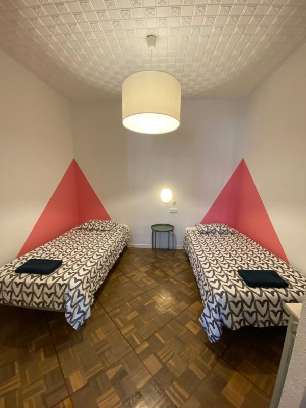 Basic Triple Room with Shared Bathroom image 2