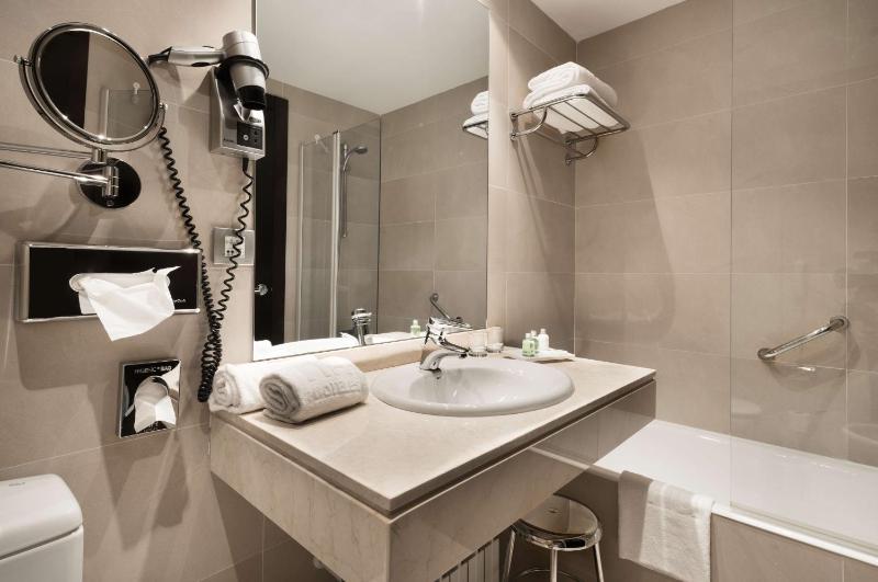 Standard Double or Twin Room image 4